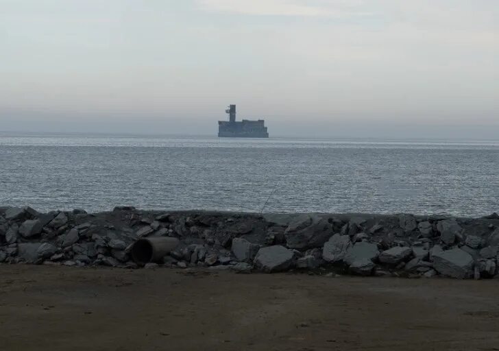 Каспийское море 8 цех. Каспийское море Каспийск завод берег. Каспийск завод в море. Восьмой цех завода «Дагдизель», Каспийск.