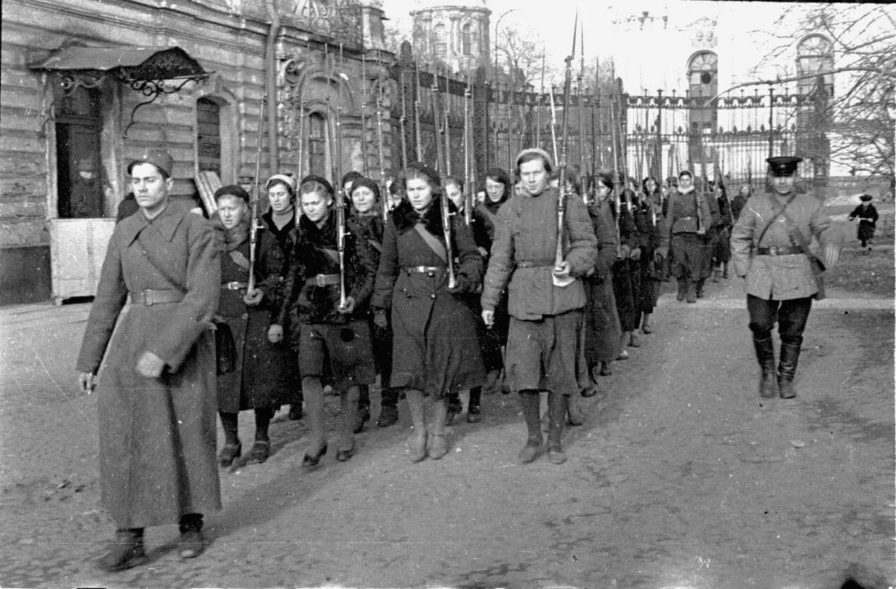 Девичья команда блокадного ленинграда. Блокада Ленинграда женский стрелковый батальон. Николай Хандогин блокадный Ленинград. Женские батальоны в Великой Отечественной войне. Женский стрелковый батальон в Ленинграде 1941.