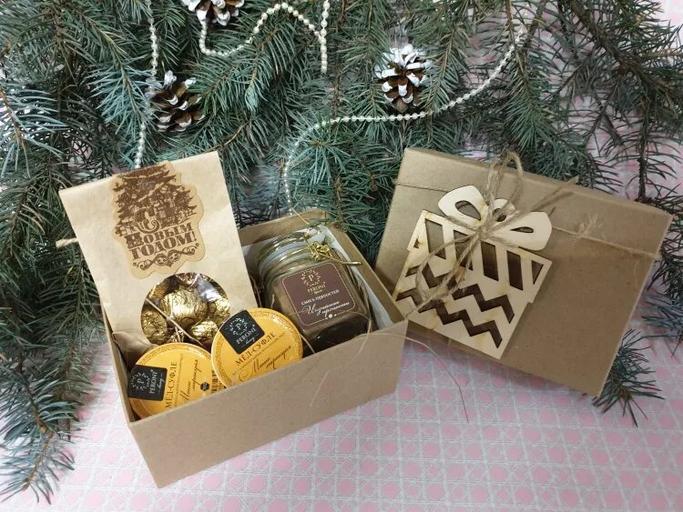 Подарочный набор крафт с 8 марта. Крафтовые подарочные наборы. Подарочный набор в крафтовой коробке. Мужской подарочный набор. Подарочный набор в крафт коробке.