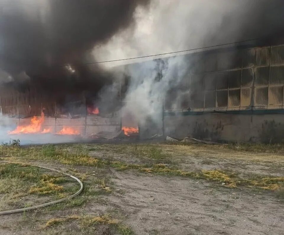 Какой завод горит в воронеже сегодня. Пожар на заводе. пожар в воронеже. эртильский завод.