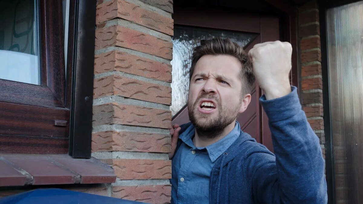 Парень за дверью. Парень и девушка стоят в коридоре. Девушка в гостях у парня. Парень и девушка за дверью. Наблюдение за подростками.