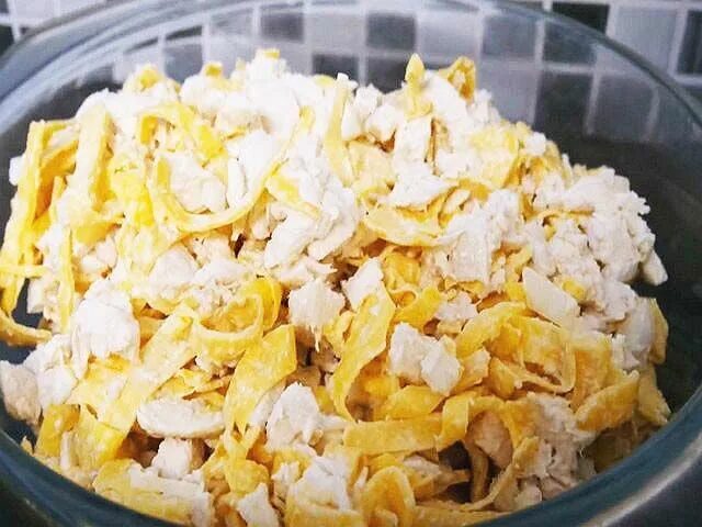 Слоеный салат с блинчиками из яиц. Салат с курицей и омлетными блинчиками. Салат омлетный. Салат с омлетными блинчиками и колбасой. Салат солнечный.