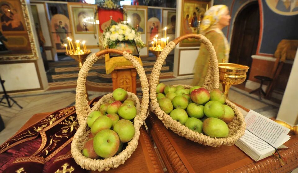 Спас 2020 году. Яблочный спас. Яблоки Церковь. Праздничный стол на яблочный спас. Август яблоки.