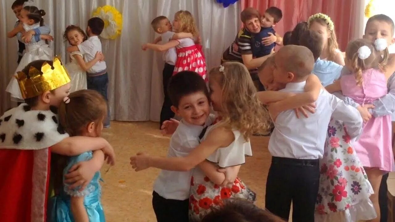 Я от тебя убегу танец в детском. Танец ку-ку в детском саду. танец куку для малышей воеводиной. я от тебя убегу убегу спрячусь за дерево. весёлый танец игрушек.