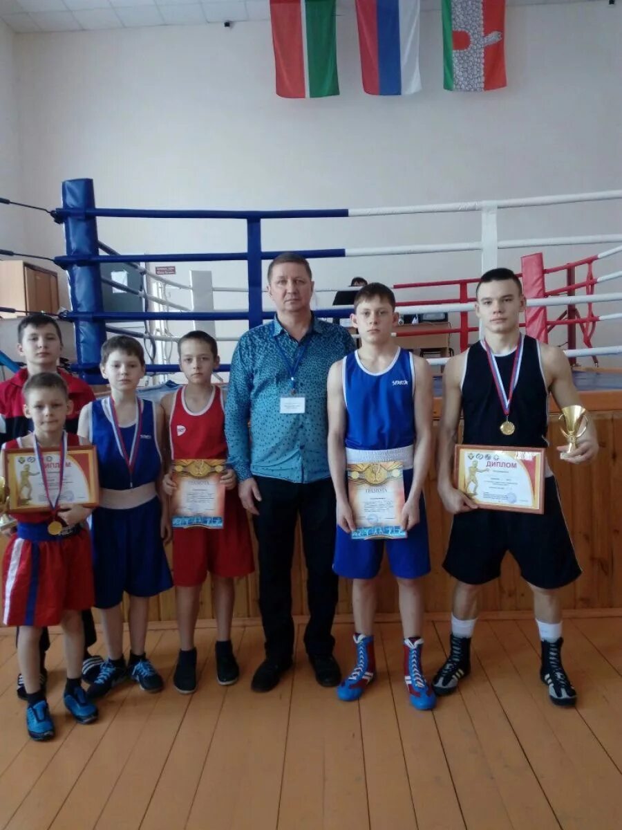 Бокс чистополь. Чистополь боксерский зал. Бокс чистополь. Валерий николаевич чистополь бокс. Бокс чистополь.