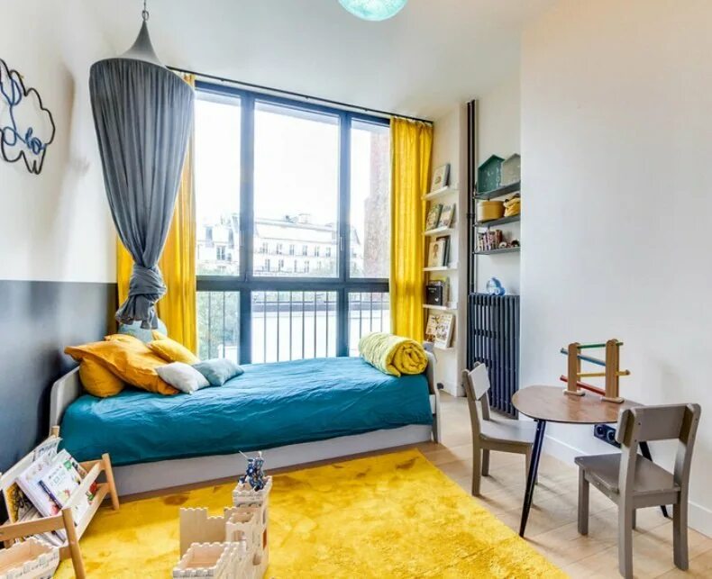 детская комната с желтыми стенами. бирюзово желтая спальня. яркий интерьер детской. голубой и желтый в интерьере. детская комната с желтыми стенами.