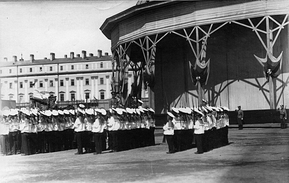 Инициатор первых потешных пожарных отрядов 1910. Скейтинг ринг на марсовом поле. 1911 год марсовом поле. смотры «потешных» на марсовом поле. 1911-1912. марсово поле санкт-петербург скейтинг ринг.
