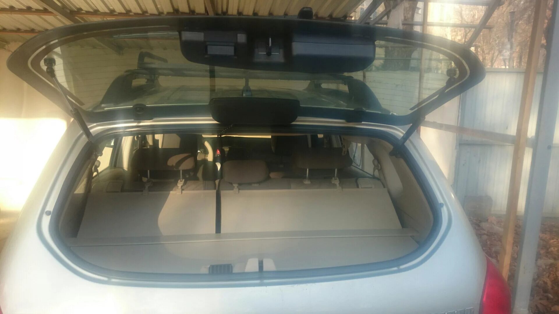 Замена стекла багажника. Разбитые стекла от багажника. Пежо 107 багажник короб. Замена стекла багажника. Ваз 2111 стекло.