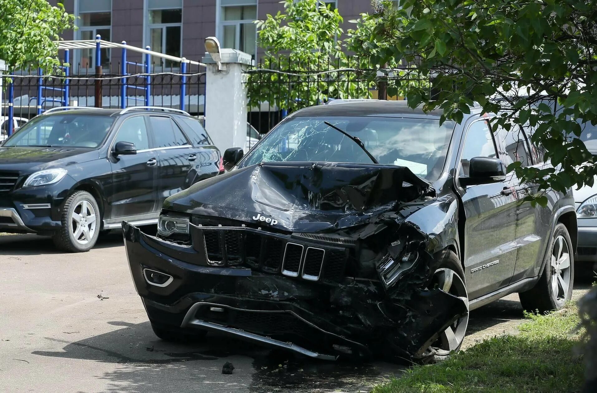 Авария в ефремове сегодня. Автомобиль Михаила Ефремова. ДТП машины Михаила Ефремова. Машина Ефремова после аварии. Машина после ДТП С Ефремовым.