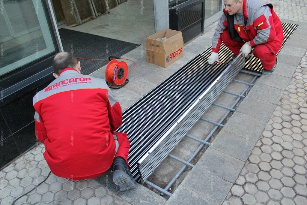 Входные группы новин брусника. Перед входом в здание. Входные группы профиль трехкамерный алюминиевый. Перед входом в здание. Перед входом в здание.
