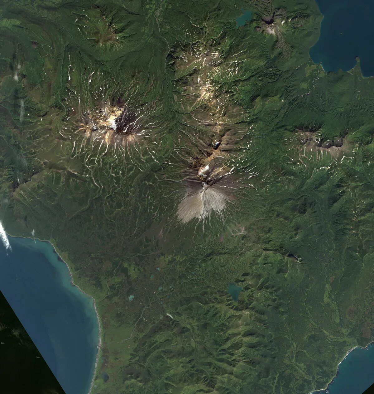 полуостров камчатка вид из космоса. камчатка со спутника. вулканы камчатки из космоса. спутник камчатка. камчатка со спутника.