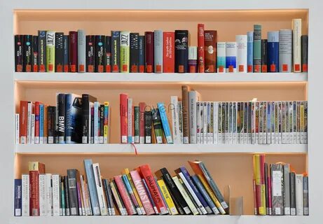 В шкафу стоят книги на полках