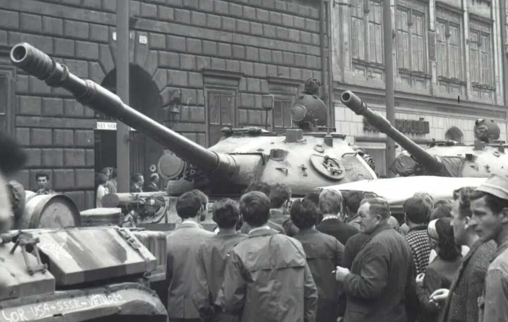 Нападение на чехословакию. Танки в Праге 1968. Операция Дунай Чехословакия 1968 г. Операция Дунай 1968 танки. Т-10 операция Дунай.