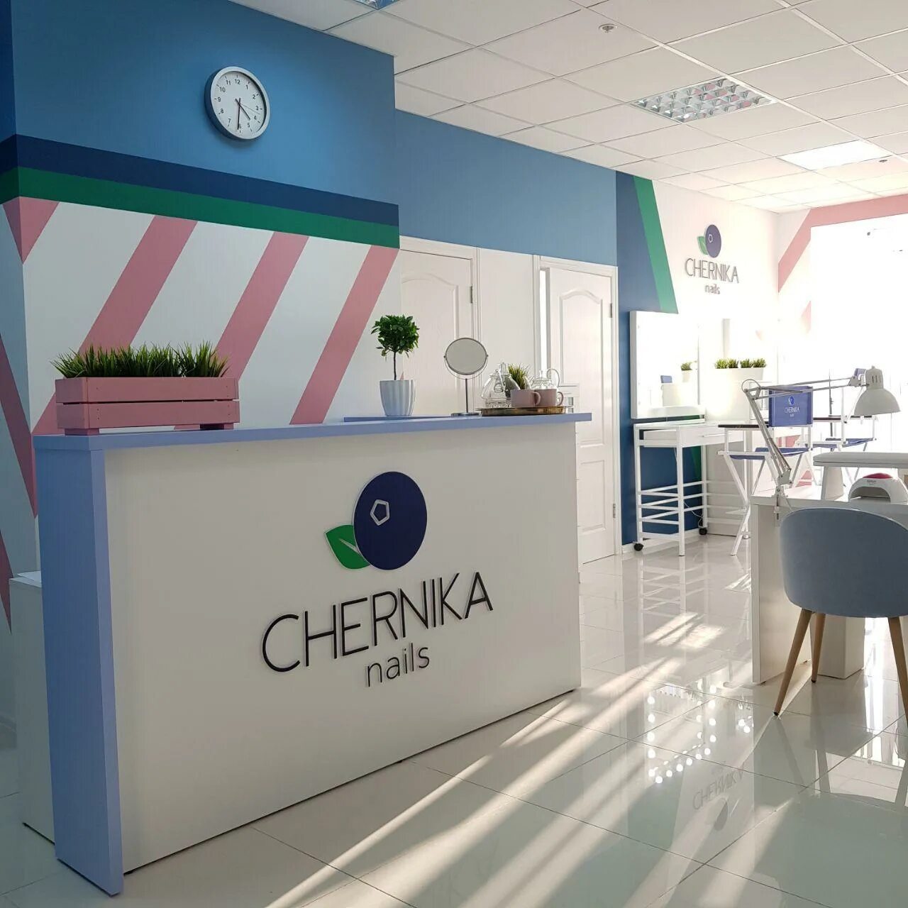 Черника нейл студия. Черника салон красоты тюмень. Салон красоты черника. Черничный маникюр. Черника на ногтях.