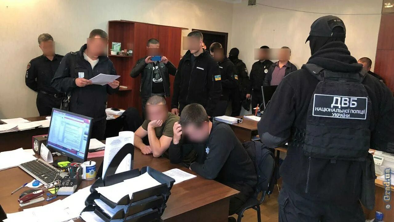 Издевательство над полицейским. Полиция издевается. Полиция издевается. Полиция издевается. Украинские полицейские надругались над мародером.
