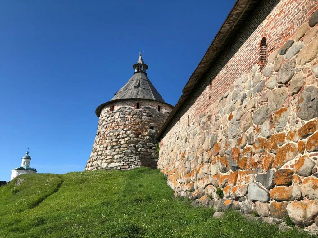 Филипповская пустынь Соловки. Филипповская часовня Соловки. Камни Соловецкого монастыря. Каменная мельница Соловецкого монастыря.