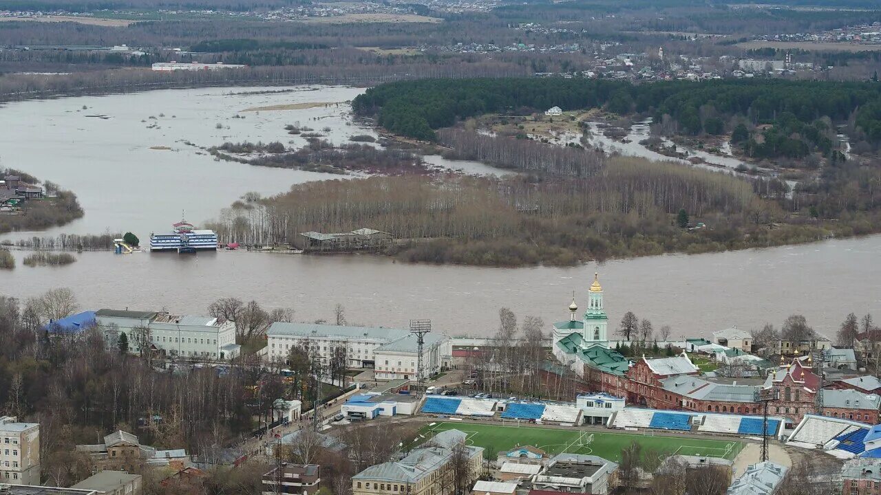 Уровень вятки у кирова. Село Дымково река Вятка. Половодье в Дымково Вятка\. Половодье Киров. Паводок Киров.