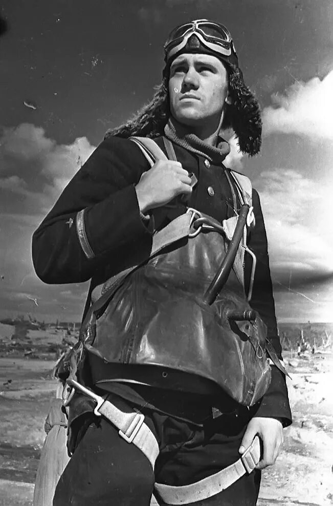 Униформа летчиков ркка 1941 1945. Форма летчиков вов. Летчик липилин 1941. Форма лейтенанта ркка 1941. Форма летчиков вов.