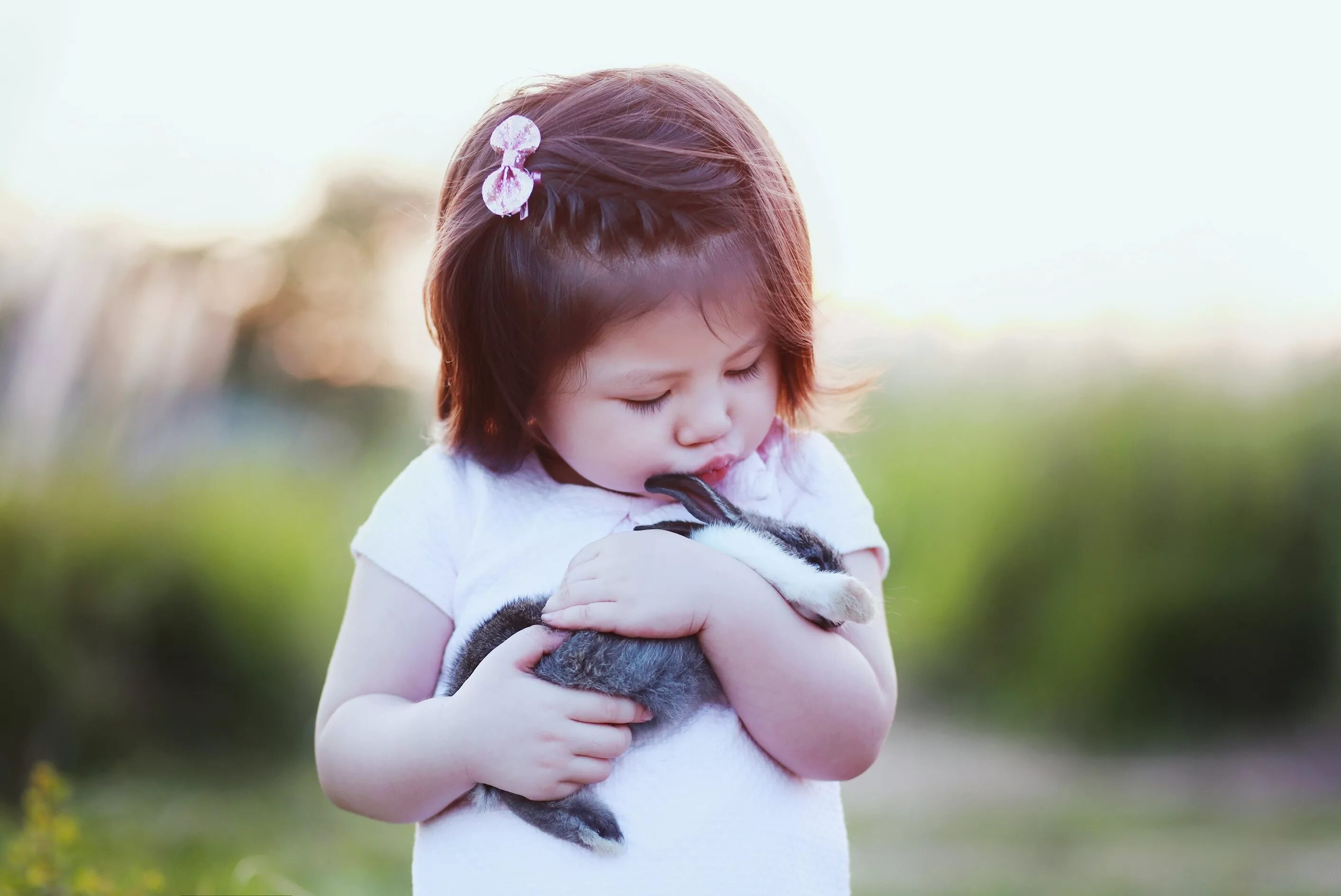 Видео где маленькие девочки. Девочка с кроликом. Маленькая девочка с кроликом. Девочка с кроликом в руках. Авы для девочек.