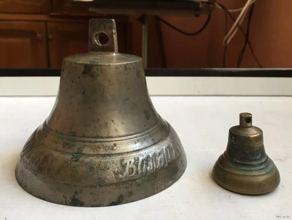 колокольчики поддужные старинные. цифры на колоколах. колокольчик номер 10. древние бронзовые колокольчики. цифры на колоколах.