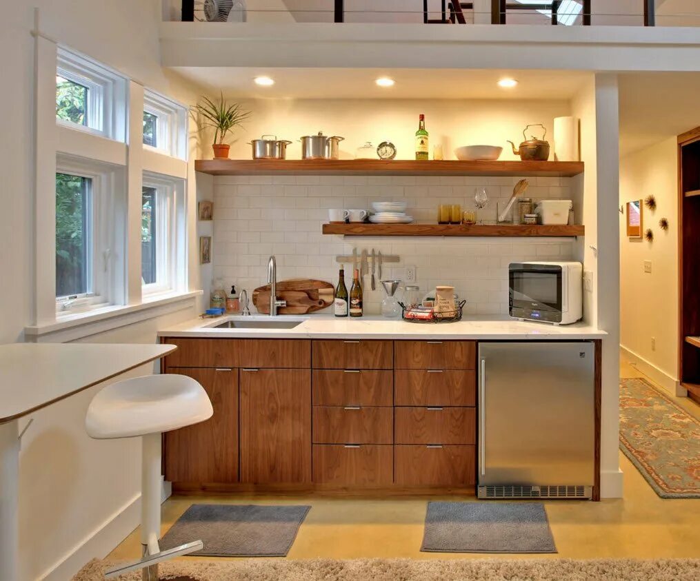 На кухню конечно. Женщина на кухне. Красивый интерьер кухни. Дизайнерские кухни с островом. Уютная кухня.