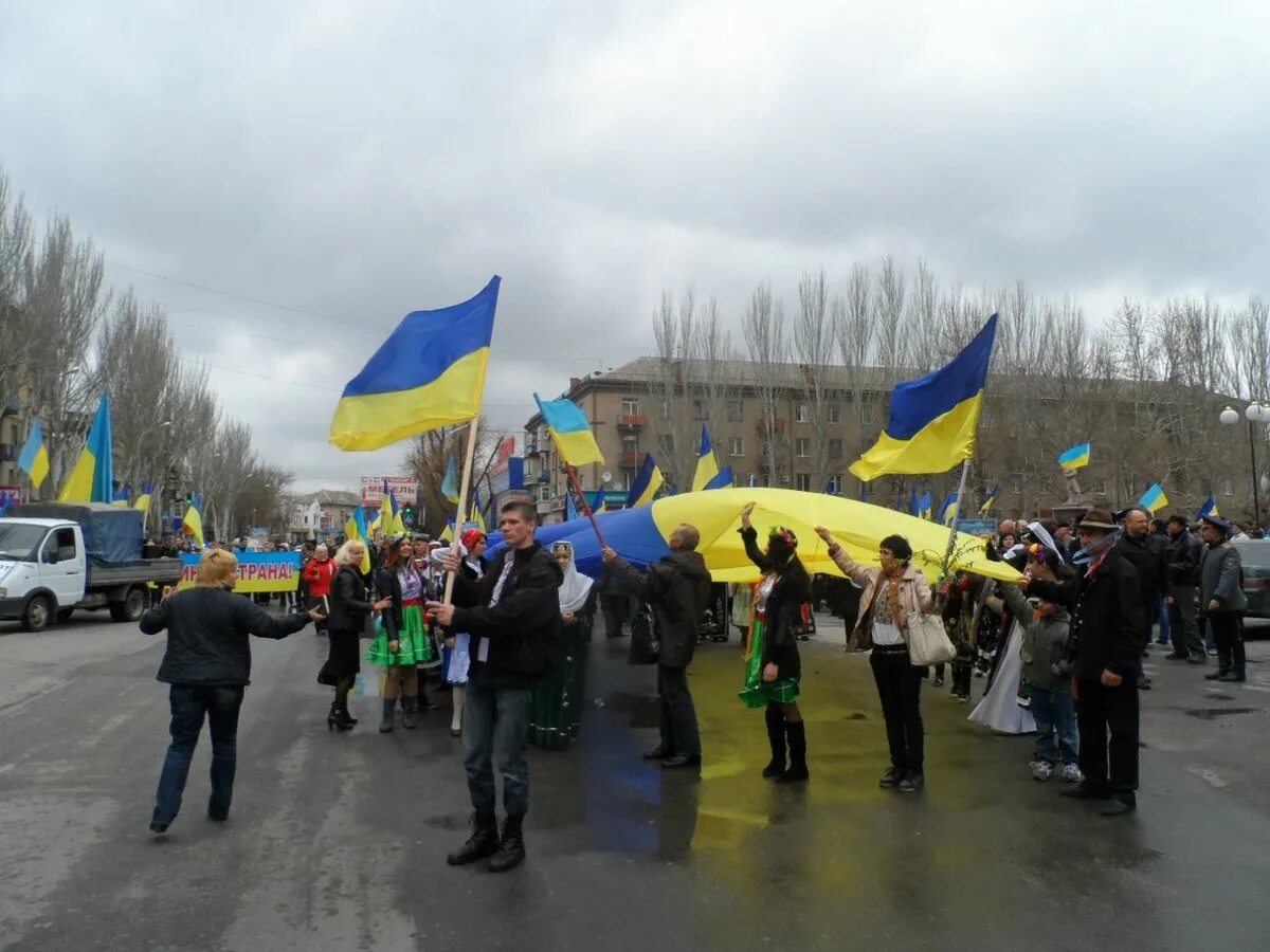 Астраханка Мелитопольский район Запорожской области. Мелитополь Украина сейчас. Митинг в Мелитополе. Митинги в Мелитополе 2014.