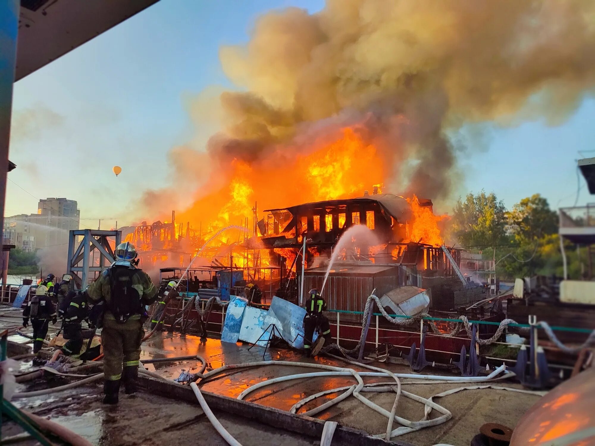 Дебаркадер Вологда. Речной вокзал Вологда пожар. Крупный пожар. Пожар фото. Миллер пожар