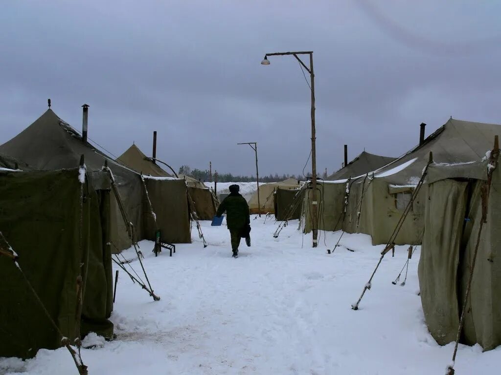 Армейских условиях. Палаточный городок Елань. Палатки в армии. Военная Полевая палатка. Палатка зимняя Военная.