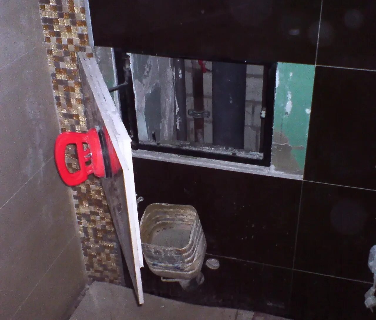 Люк скрытого монтажа 600 на 600 под плитку. Скрыть лючок плиткой. Скрытый сантех люк невидимка. Ревизионный люк 110 труба. Потайной люк под плитку 60*20.