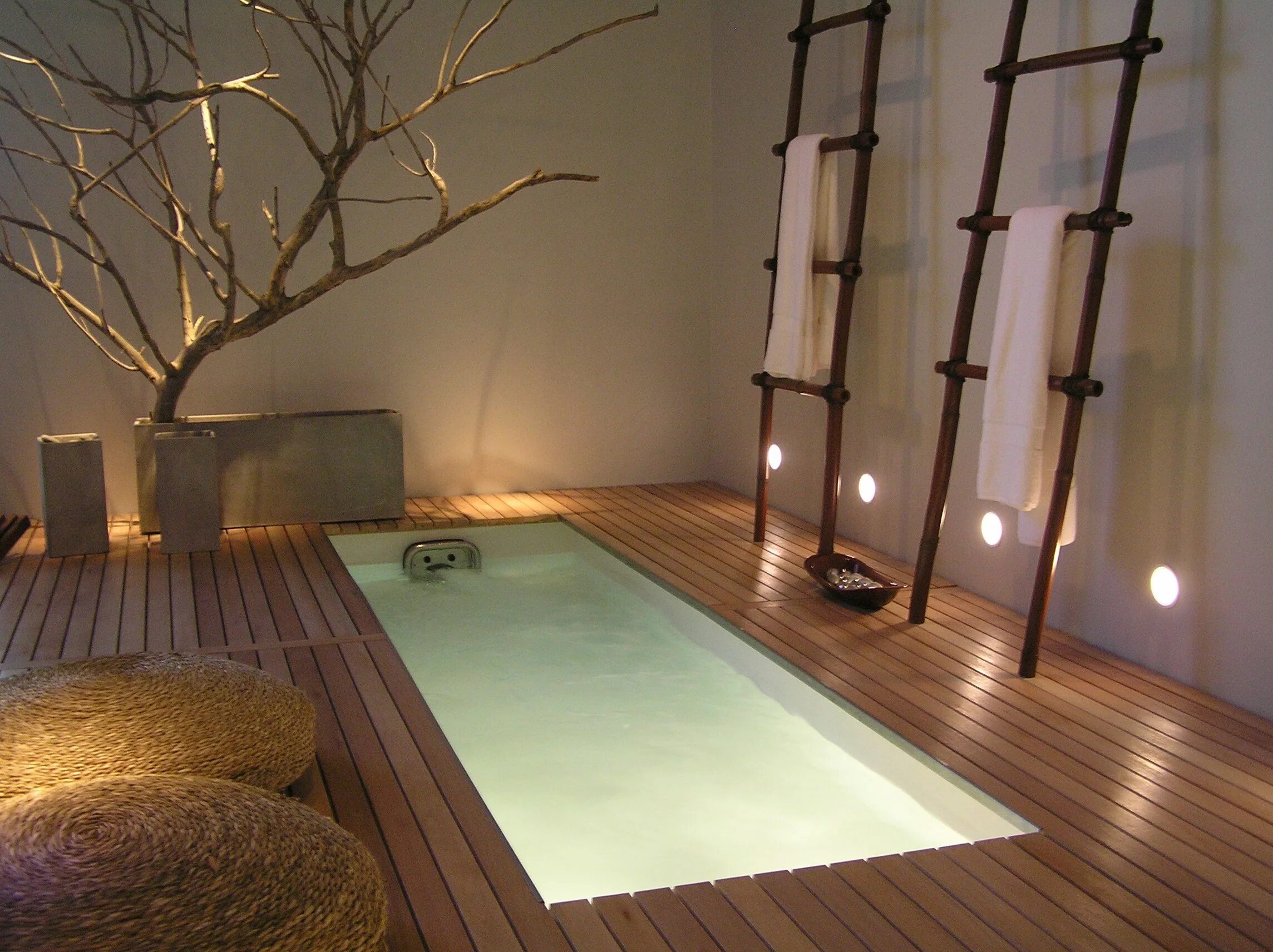 Японское спа. Комната в японском стиле. Необычный дизайн комнаты. Ванна в японском стиле. Комната релаксации.