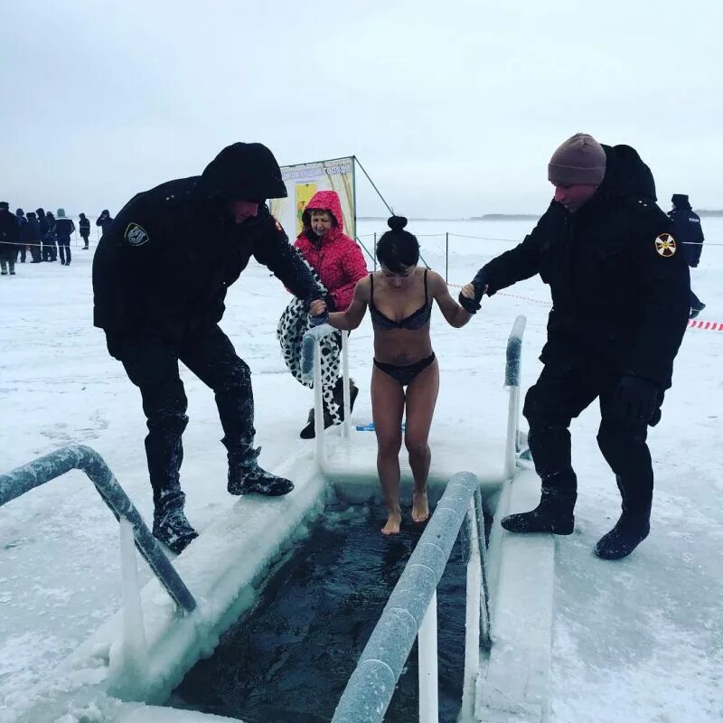 Можно ли заниматься интимной жизнью в крещение. Анастасия сальченко крещенские купания. сенеж прорубь крещение. солдаты купаются в проруби. девушки ныряют в прорубь.