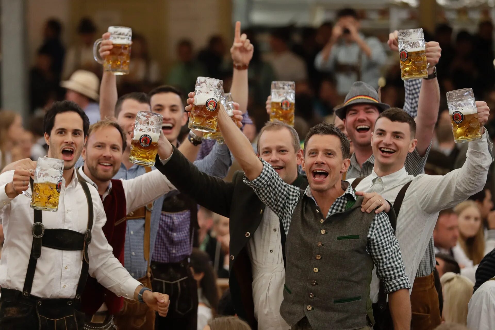 В германии 10 человек. Мужик с пивом Октоберфест Германия. Немцы. Люди из Германии. Счастливые немцы.