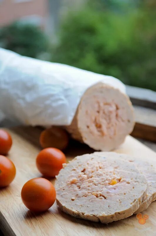 варёная колбаса в домашних. куриная колбаса в домашних. куриная колбаса. куриная вареная колбаса сибагро. домашняя кур колбаса вареная.