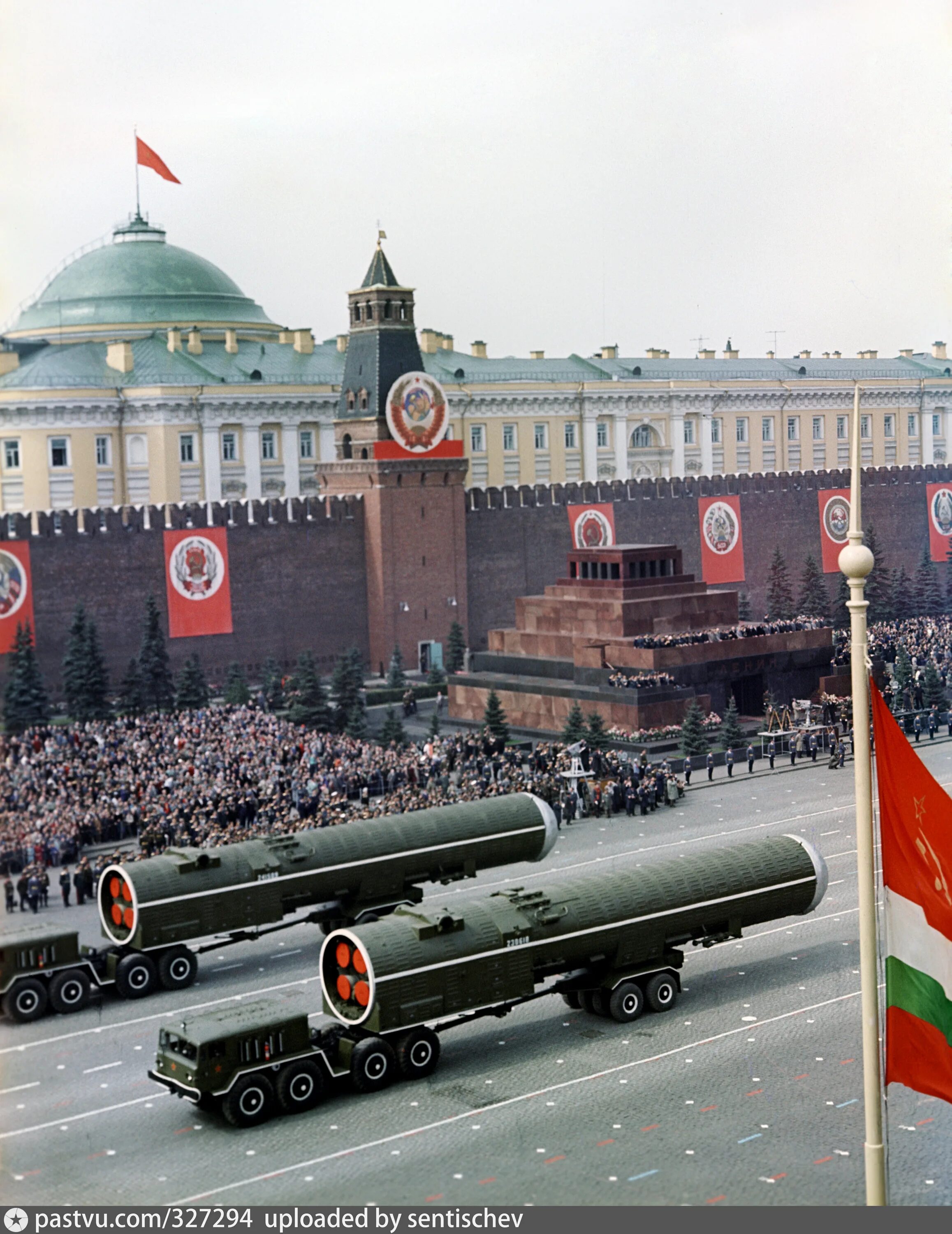 Военный парад ссср. Парад Победы 1965. Парад Победы 1990 года на красной площади. Парад Победы 1965 года на красной площади в Москве. Парад Победы 1985 красная площадь.