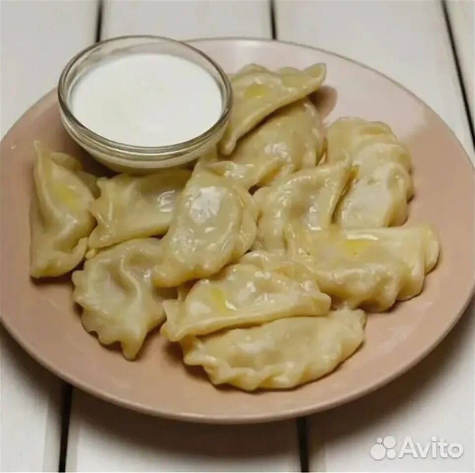 Вареники с творогом. Вареники из картошки, творога. Вареники сливочное масло. Пельмени с жареным лучком. Манты курзе полуфабрикаты.