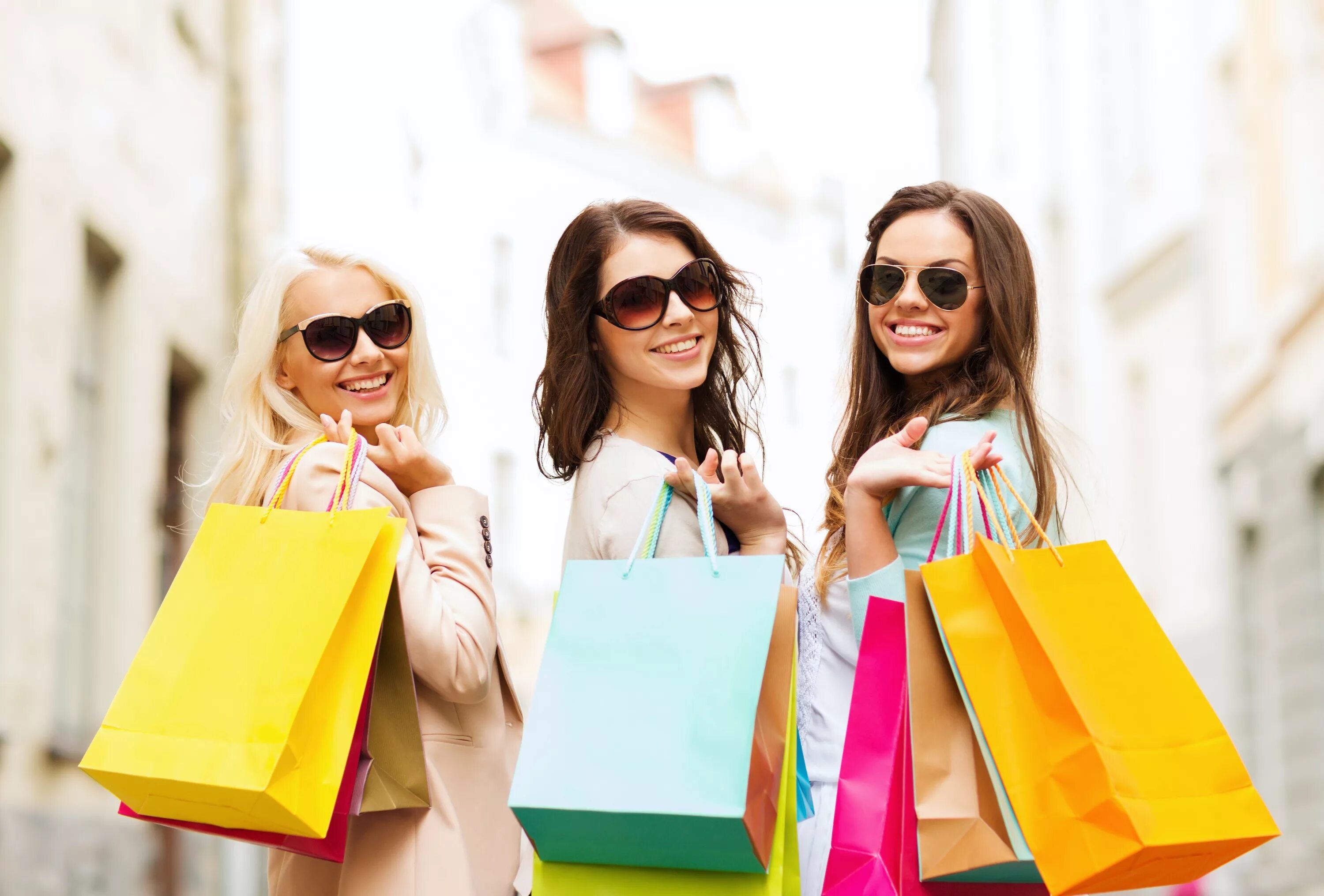 We like go shopping. Девушка с покупками. Девушка с пакетами. Красивая девушка с покупками. Красивая женщина с покупками.