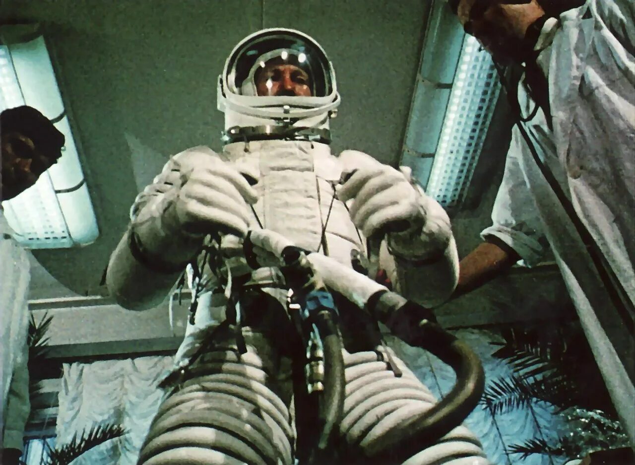Первым вышел в космос 6. Леонов в скафандре открытый космос. Выход Леонова в открытый космос. Первый скафандр Леонова.