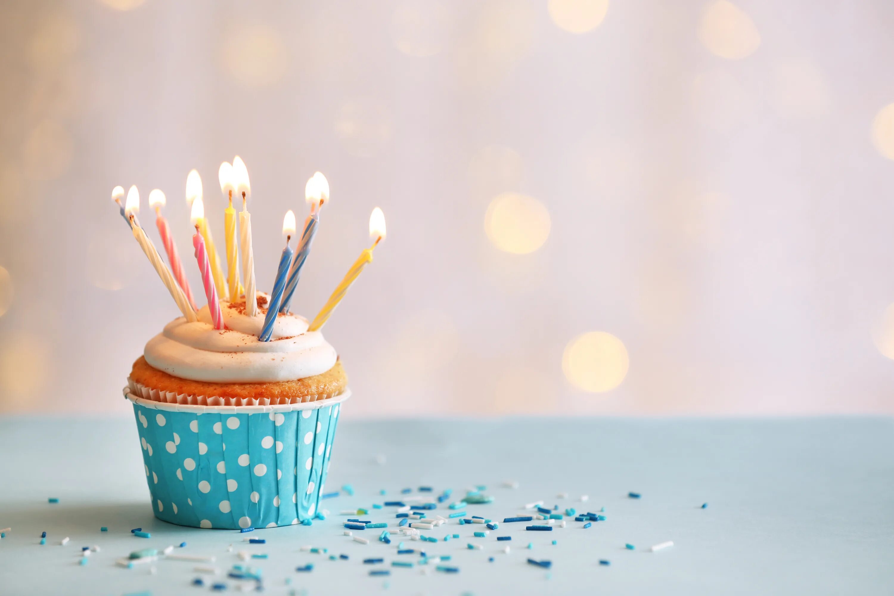 Birthday. Кекс со свечкой. Фон с днем рождения. День рождения фон стильный. Кексик со свечкой.