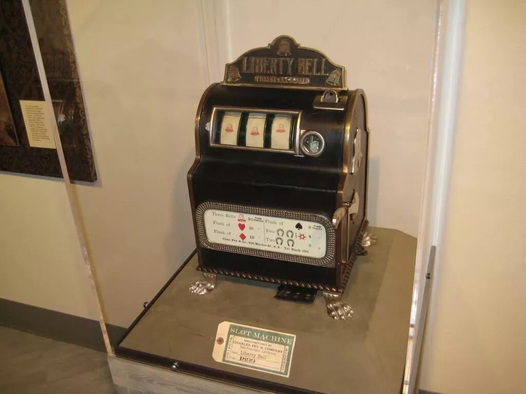 Первый аппарат в мире. Первый игровой автомат однорукий бандит. Liberty Bell игровой автомат. Первые механические игровые автоматы. Игровые автоматы 20 века.
