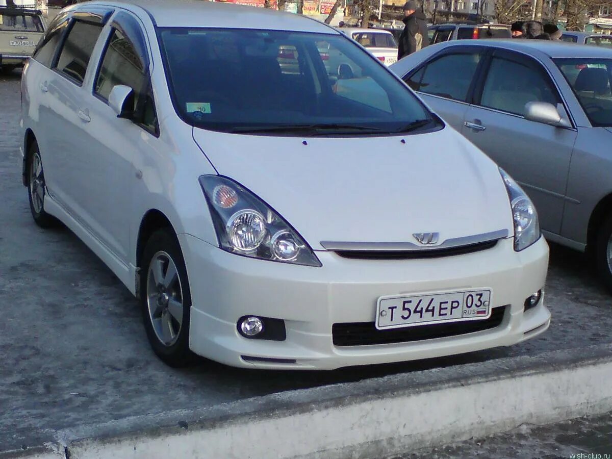 Наклейки на тойоту wish. Наклейка виш клуб. Тойота виш клуб. Toyota wish 2015 года. Тойота виш 2003 года с обвесами на бамперах.