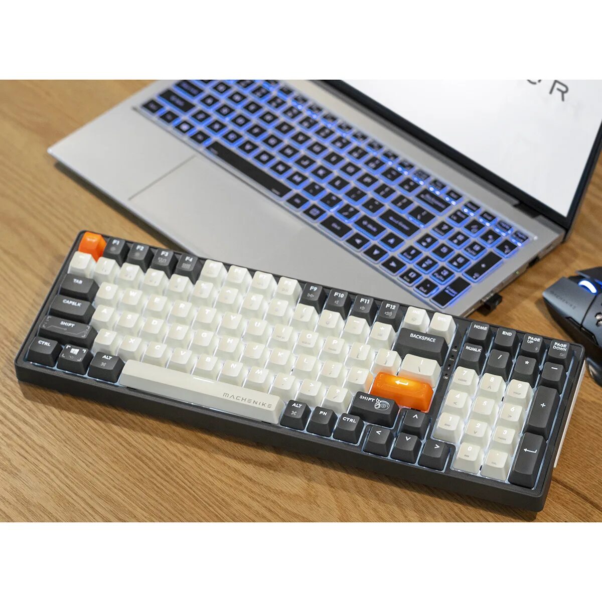 Logitech illuminated keyboard k810. Клавиатура daemon картинки. Razer blackwidow chroma. Обезьяна с клавиатурой. Клавиатура bt21.