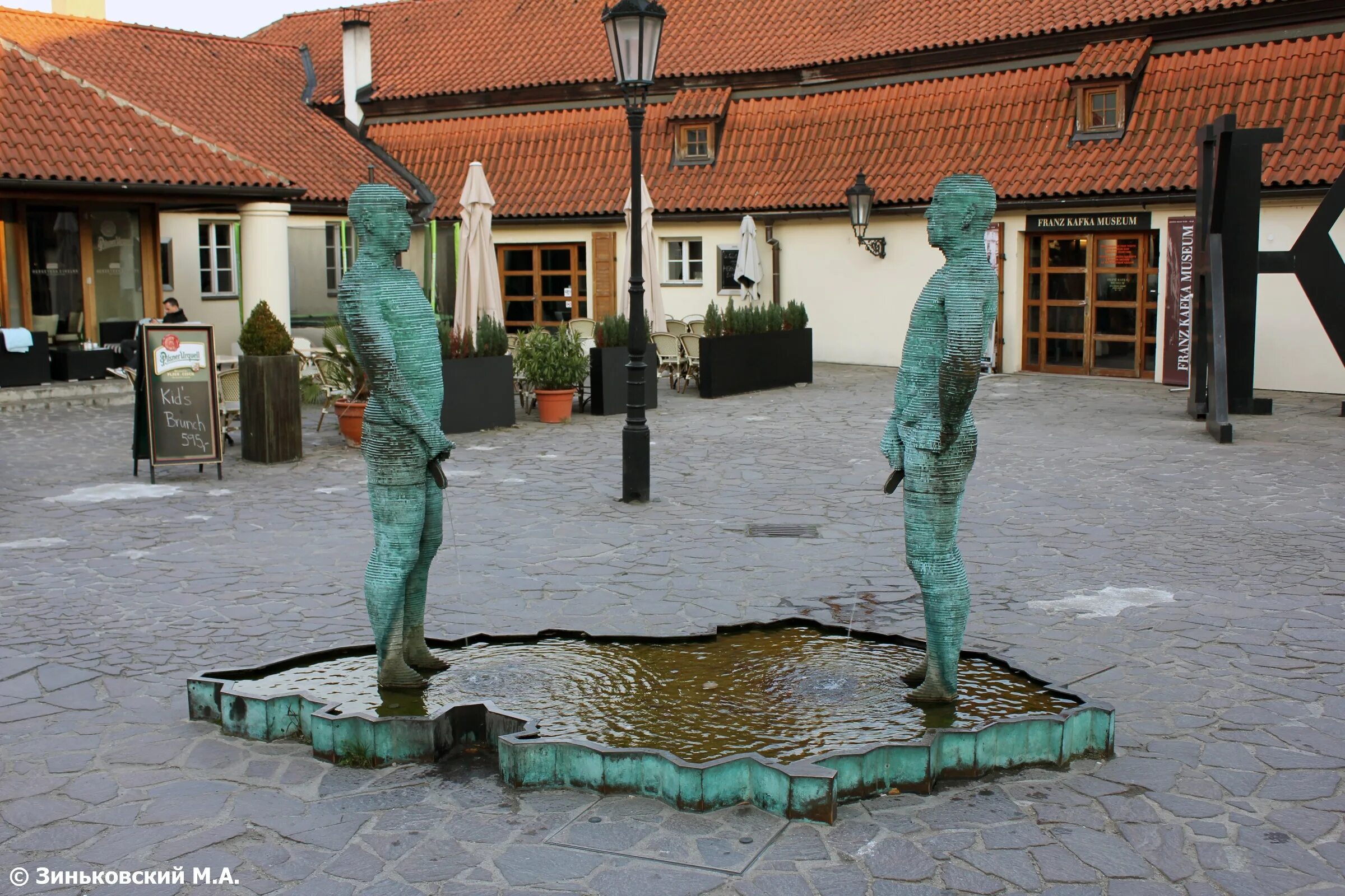 литературный приз бронза. кафка и макима. фигурка кафки. музей кафки в праге. фигурка кафки.