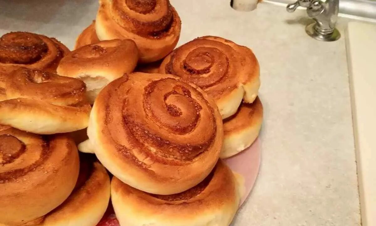 Булочки из ашана. Сахарные булочки. Плюшки плюс. Булочки с сахаром. Плюшка.