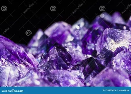 Черно серые кристаллы с фиолетовым металлическим