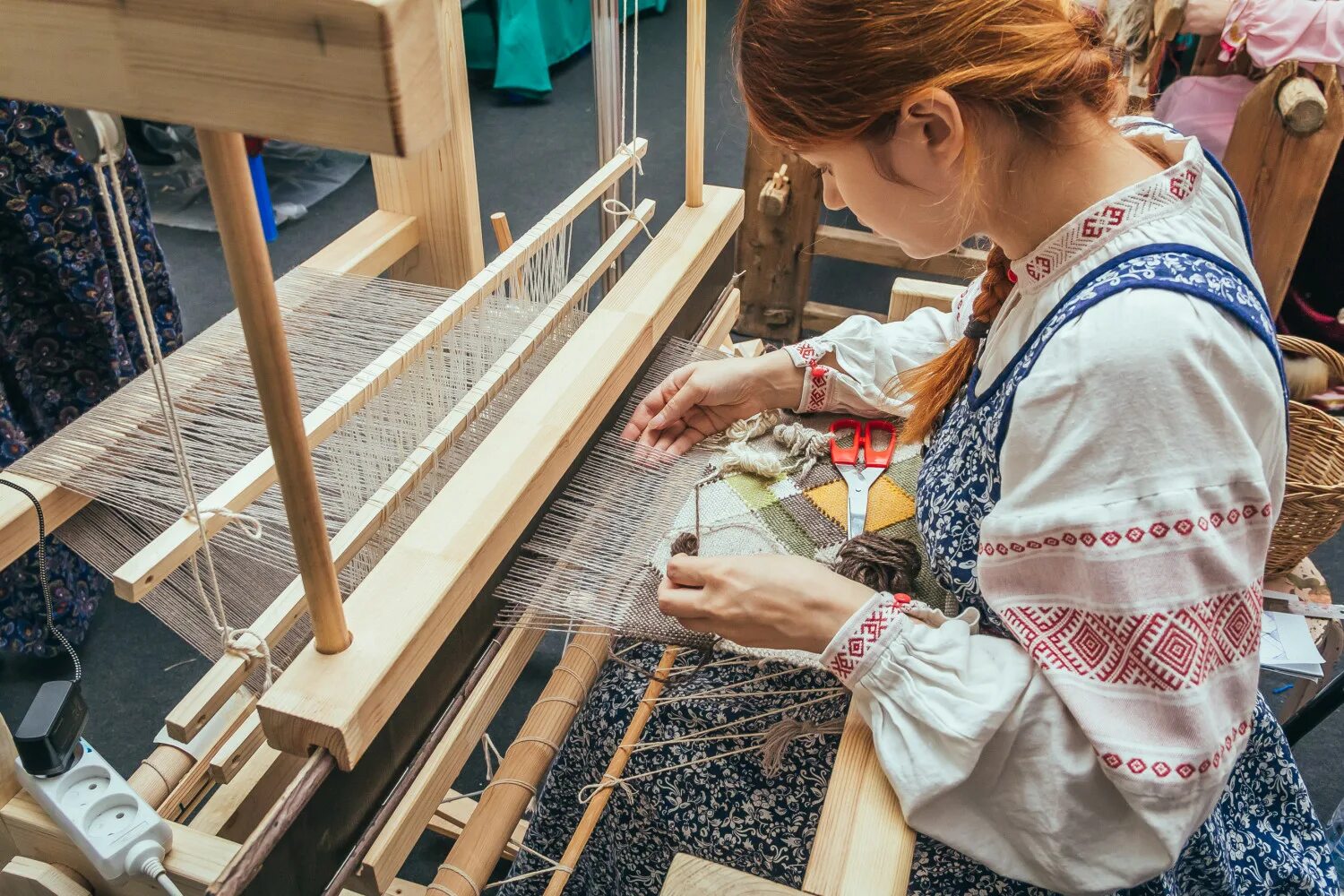 Резьба по дереву промыслы. Ткачество холста. В школе ремесел резьбой по дереву ткачеством. Ткацкое ремесло. Ткацкий станок древней руси.