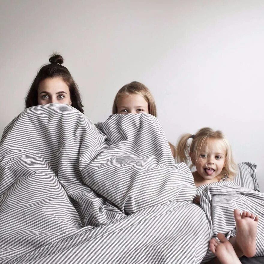 2 дочери. Фотосессия в пижамах семейная. Фотосессия с двумя дочками. Фотосессия в пижамах с детьми. Фотосессия дома идеи для семьи.