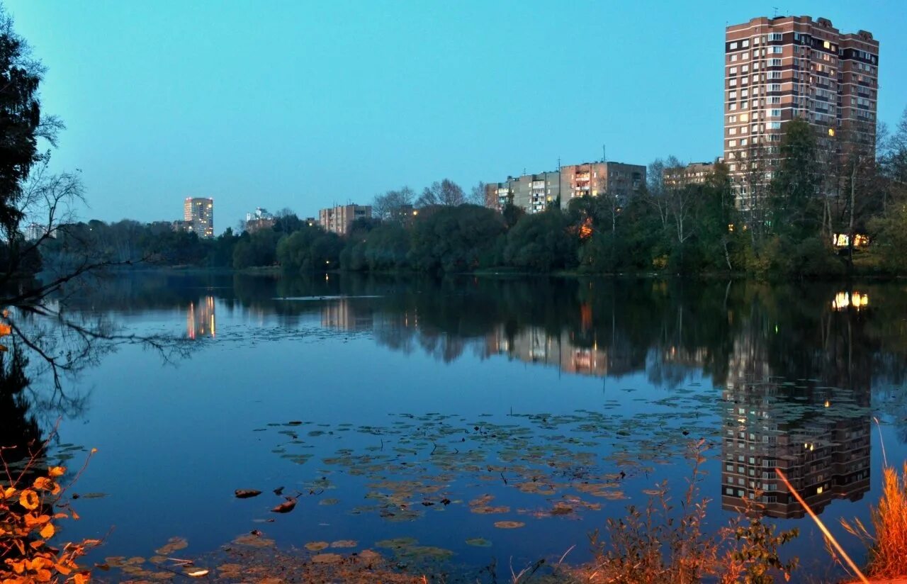 Балашихинский. Река Пехорка в Балашихе. Парк на реке Пехорка в Балашихе. Речка Пехорка в Балашихе. Пехорка осенью Балашиха река.
