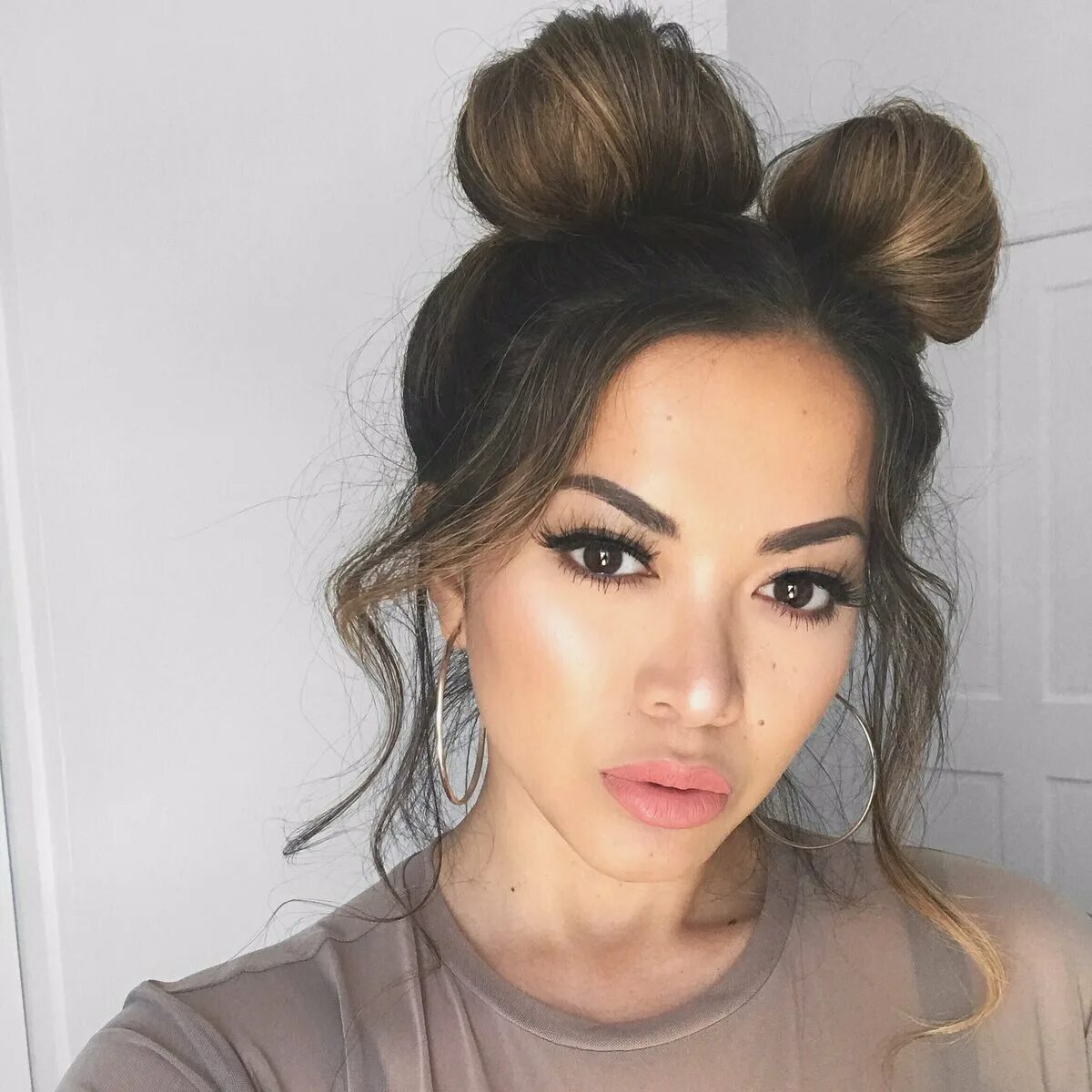 Прически с дульками. Прическа с двумя пучками. Прическа две шишки по бокам. Прическа с двумя пучками. Прическа с двумя гульками.