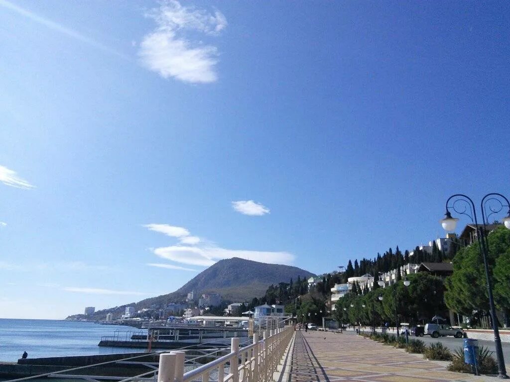 Алушта это. Алушта, aluşta побережье. алушта набережная с моря. алушта крым море набережная. ялта море курорт алушта.