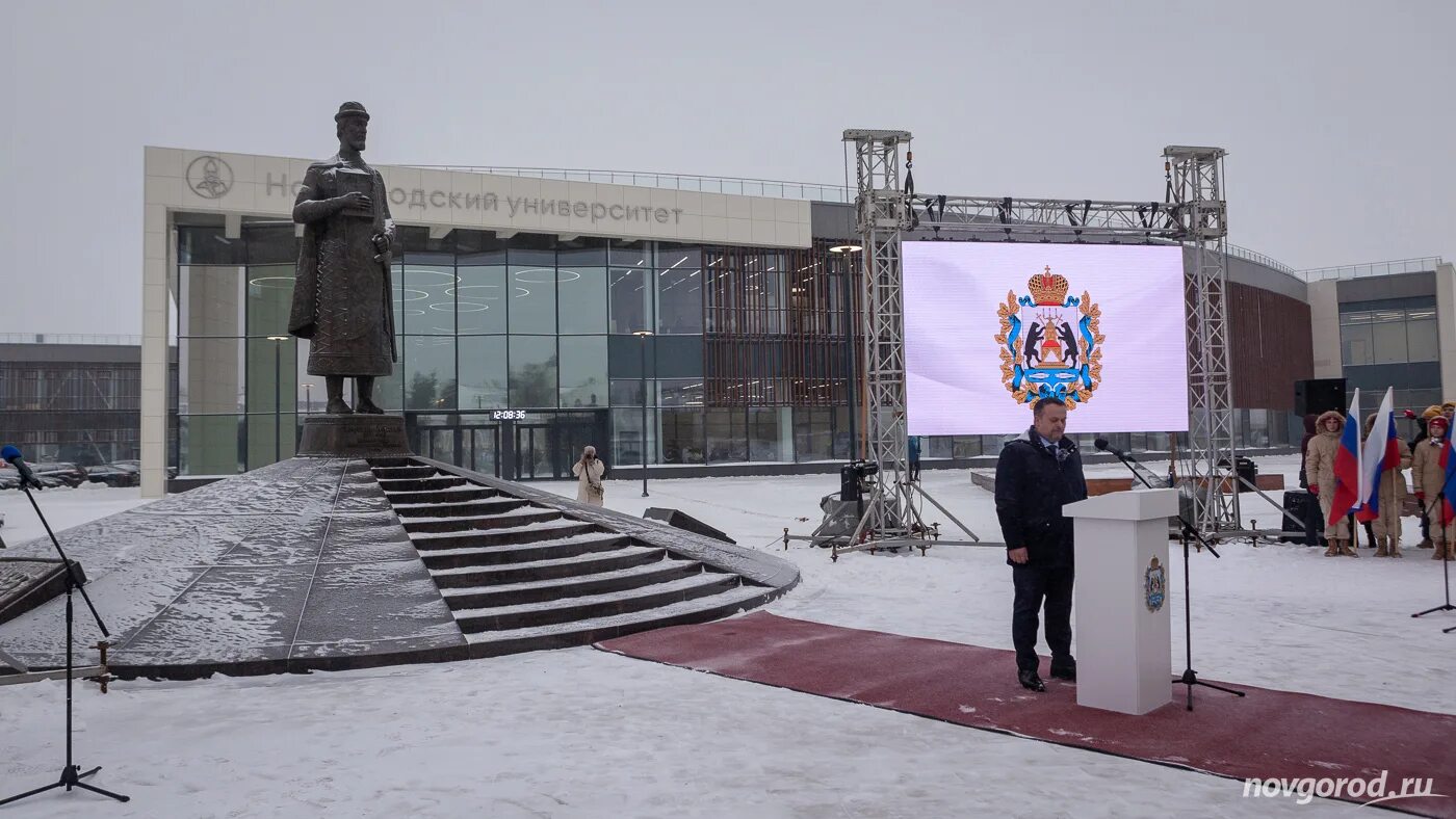 Нтш в великом новгороде. Памятник ярославу мудрому в новгороде. нтш великий новгород проект. ярославль памятник ярославу.